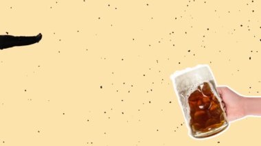 Çağdaş sanat kolajı. Sarı arka planda izole edilmiş köpüklü bira birasına atlayan komik adam. Alkol kavramı, Ekim festivali, parti, tat. Hareketi durdur