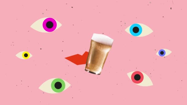 当代艺术拼贴 现代设计 假日气氛 用画着的人的眼睛组成的作品 用粉色背景的淡淡的发泡啤酒凝视着玻璃 开心的心情停止运动 — 图库视频影像