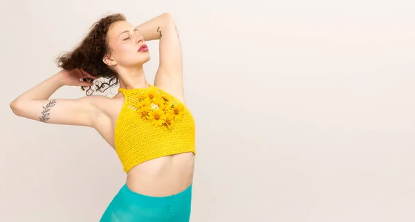 Svoboda Mladá Smyslná Dívka Avantgardním Stylu Modro Žluté Oblečení Izolované — Stock fotografie