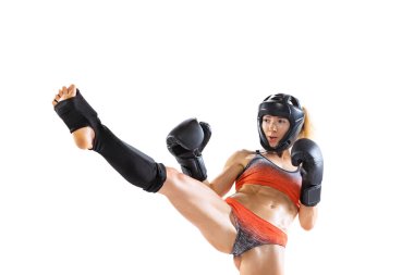 Spor üniformalı genç kadın kickboksörün dinamik portresi ve beyaz arka planda izole edilmiş koruyucu ekipman eğitimi. Spor, rekabet, güç konsepti. Spor yapan kadınlar