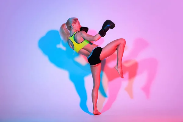 Ćwiczenia Młoda Kobieta Zawodowa Kickboxer Bokser Sportowym Mundurze Rękawiczki Ćwiczące — Zdjęcie stockowe