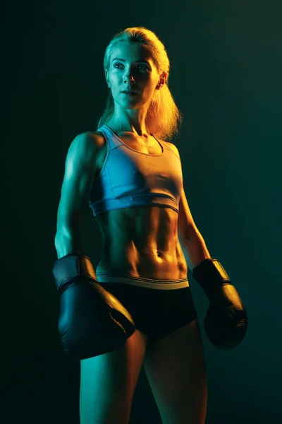 Schönheit Und Sport Eine Junge Frau Professionelle Kickboxerin Sportuniform Und — Stockfoto