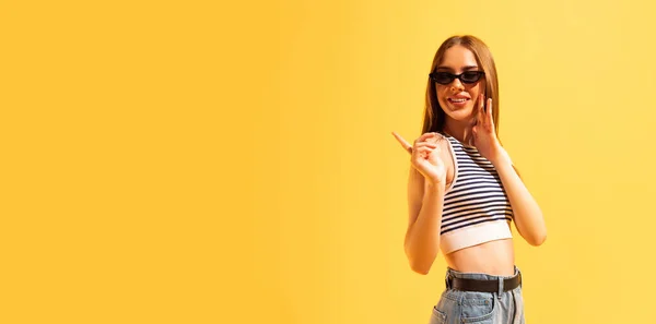 黄色の背景に隔離された笑顔の若い女の子とフライヤー 美しさ ファッション 夏のファッション 休暇の概念 広告のコピースペース — ストック写真