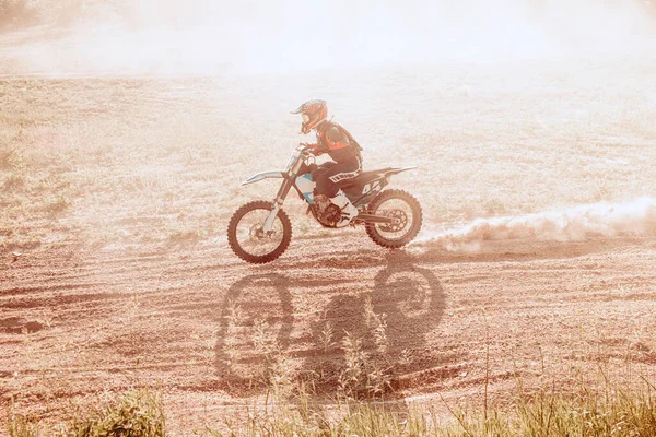 暑い夏の日にバイクで男性スポーツマンのトレーニングのライブショット 行動中のモトクロスライダー モトクロススポーツ 男性の趣味 パワー エネルギーと広告 — ストック写真