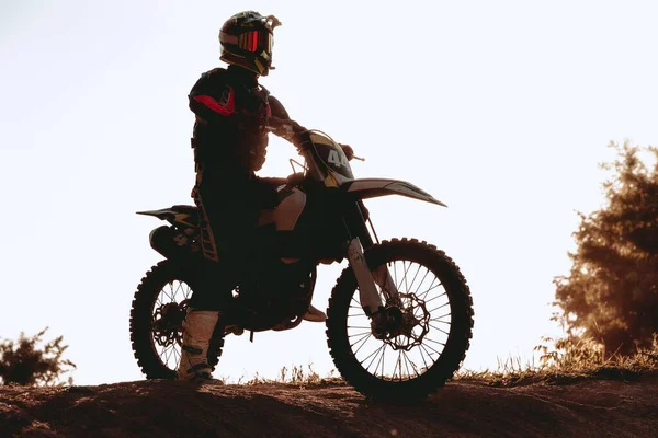 Silhueta Mans Motocross Piloto Moto Admirando Pôr Sol Noite Verão — Fotografia de Stock