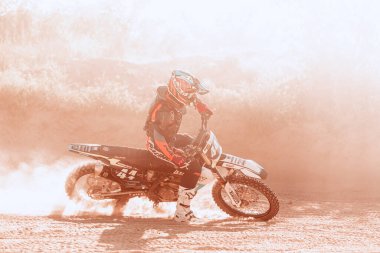Enduro motorsiklet eğitimi, bozkırda ya da çölde, sıcak yaz gününde açık havada. Motokros sporu, hız, aksiyon
