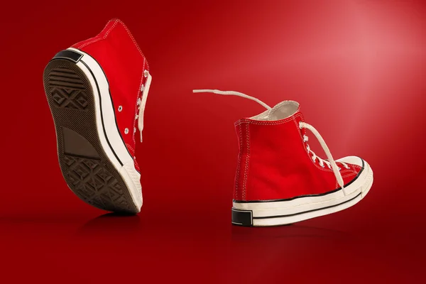Βήμα Βήμα Περπάτημα Αθλητικά Παπούτσια Κόκκινο Φόντο Αθλητικά Παπούτσια Αθλητικά — Φωτογραφία Αρχείου