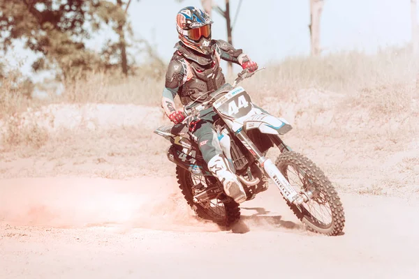 暑い夏の日に屋外で 草原や砂漠のエリアでエンデューロオートバイのプロのオートバイライダーのトレーニング モトクロススポーツ スピード アクション — ストック写真