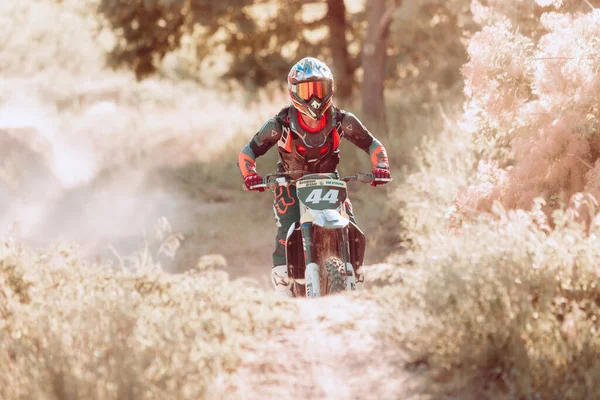 Formation Motocycliste Professionnel Sur Moto Enduro Dans Steppe Désert Extérieur — Photo