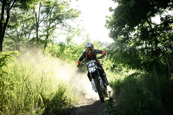 エンデューロバイクで運転ウクライナのプロオートバイライダー 暑い夏の日に屋外で モトクロススポーツ スピード アクション 2022年6月11日 — ストック写真