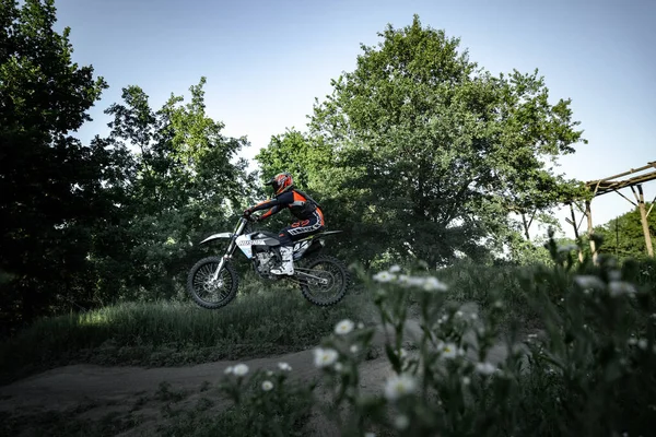 エンデューロバイクで運転ウクライナのプロオートバイライダー 暑い夏の日に屋外で モトクロススポーツ スピード アクション 2022年6月11日 — ストック写真