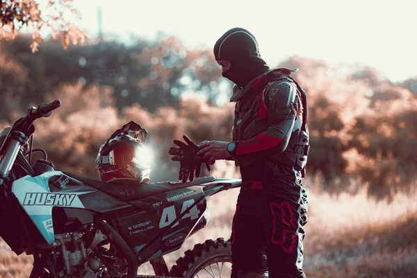 Mans Sylwetka Motocross Jeździec Motocyklu Podziwiając Zachód Słońca Letni Wieczór — Zdjęcie stockowe