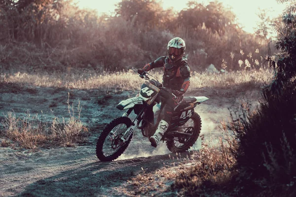 Ukraiński Zawodowy Motocyklista Jazdy Motocyklu Enduro Zewnątrz Gorący Letni Dzień — Zdjęcie stockowe