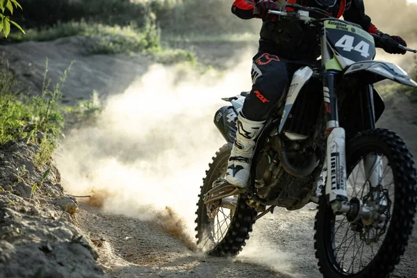 Profi Felszerelés Motorkerékpárt Lezárni Poros Úton Homok Részleteket Motocross Sport — Stock Fotó