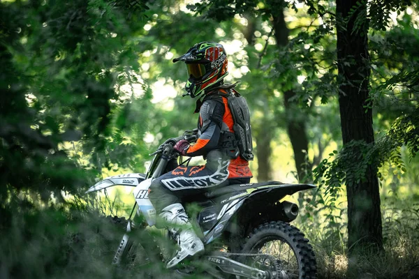 Camino Verde Del Bosque Joven Motocross Rider Moto Admirando Puesta — Foto de Stock