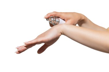 Susuzluk ve beslenme. Beyaz arka planda izole edilmiş organik nemlendirici losyon uygulayan tanınmayan bir kadının elleri. Kozmetik ürünleri, cilt bakımı, yaşlanma karşıtı tedaviler