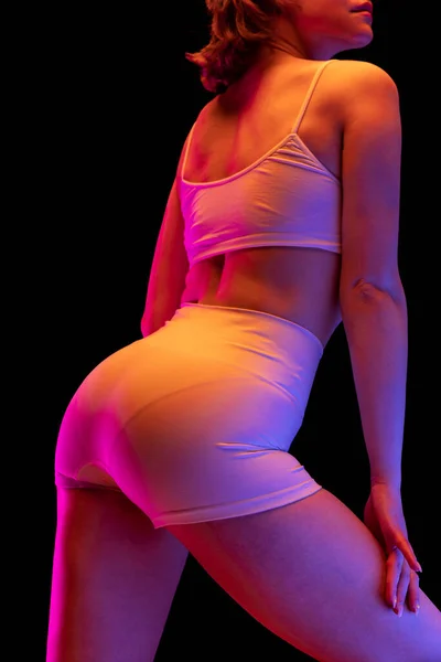 Schöne Weibliche Körper Unterwäsche Dessous Auf Dunklem Hintergrund Lila Neonlicht — Stockfoto