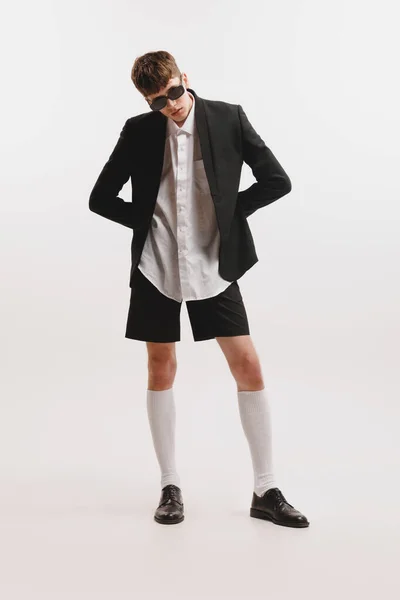 年轻时尚男子的画像 学生在白色的工作室背景上摆出孤立无援的姿势 时尚男模在都市商务服装 青年文化 销售和广告的概念 — 图库照片