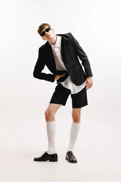 年轻时尚男子的画像 学生在白色的工作室背景上摆出孤立无援的姿势 时尚男模在都市商务服装 青年文化 销售和广告的概念 — 图库照片