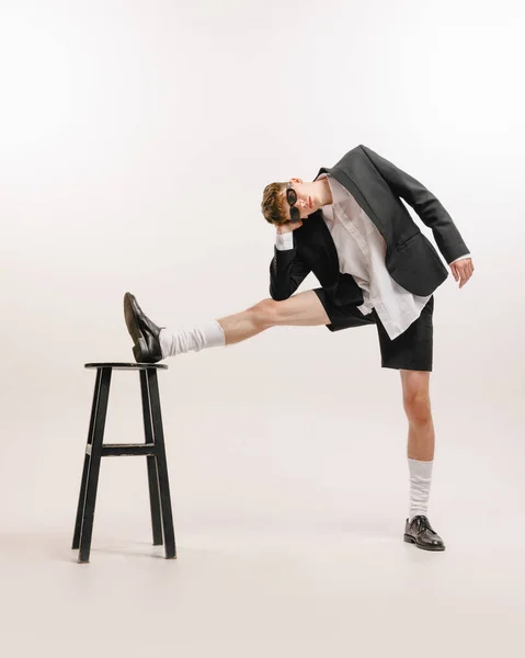 Excentrisk Ung Snygg Man Student Svarta Shorts Och Jacka Poserar — Stockfoto