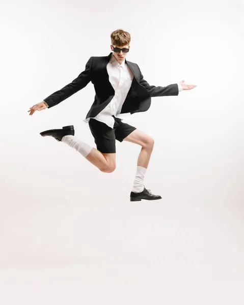 Leuk Jonge Verbaasd Man Zwarte Shorts Jas Springen Geïsoleerd Witte — Stockfoto