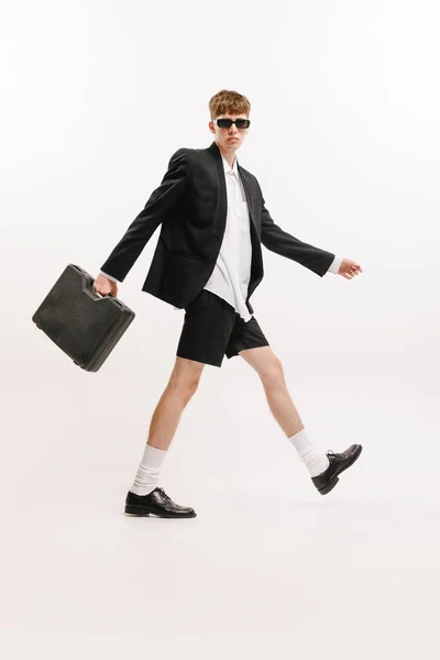 Contemporáneo Hombre Joven Elegante Estudiante Pantalones Cortos Negros Chaqueta Posando — Foto de Stock