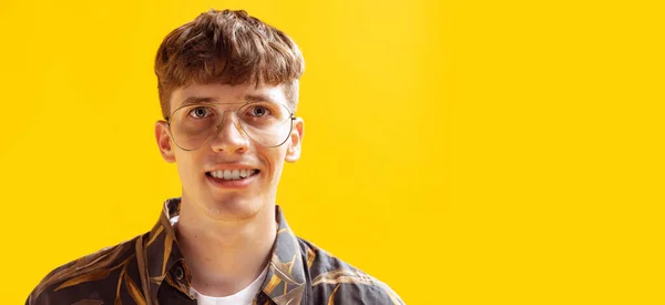 Gülümsüyor Yakışıklı Neşeli Genç Adamın Yakın Plan Portresi Parlak Sarı — Stok fotoğraf
