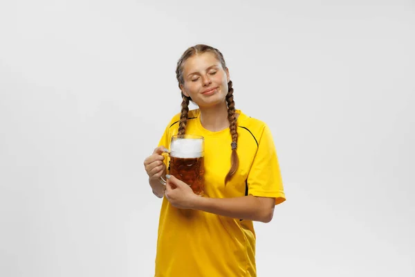 Eine Junge Aufgeregte Frau Gelbem Fußballtrikot Hält Einen Bierkrug Der — Stockfoto