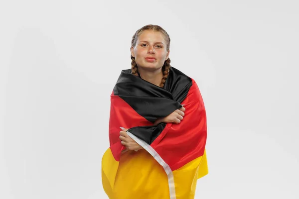 Студийный Кадр Молодой Эмоциональной Девушки Немецким Национальным Флагом Поддерживает Любимую — стоковое фото