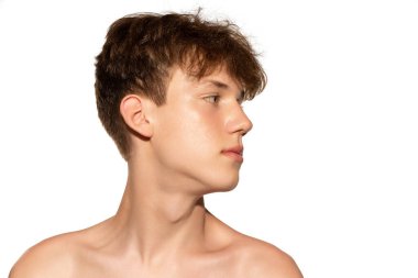 Genç bir adamın profil görüntüsü, Gri Stüdyo geçmişinde izole edilmiş bir genç. Genç cilt bakımı, sağlık, sorunlu cilt için kozmetik, gençlik kavramı. Sanat, moda, sağlıklı yaşam tarzı ve reklam.
