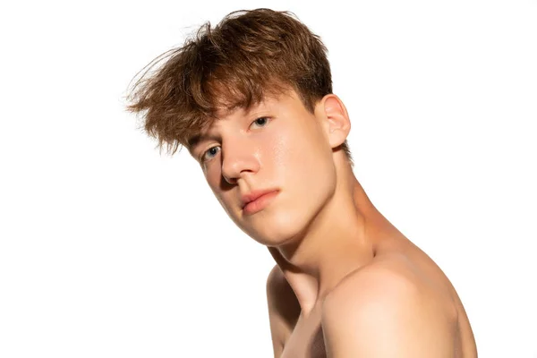 年轻男子的美丽肖像 在灰色工作室背景上被隔离的青少年 青少年皮肤护理的概念 化妆品问题皮肤 健康的生活方式和广告 — 图库照片