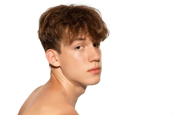 年轻男子的美丽肖像 在灰色工作室背景上被隔离的青少年 青少年皮肤护理的概念 化妆品问题皮肤 健康的生活方式和广告 — 图库照片