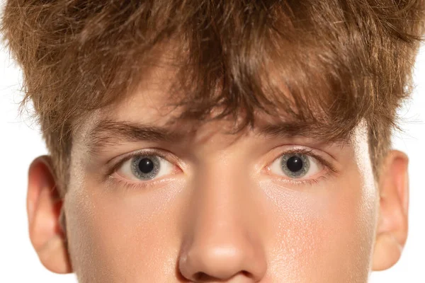 Zbliżenie Mężczyzna Niebieski Oczy Młody Przystojny Mężczyzna Odizolowany Białym Tle — Zdjęcie stockowe