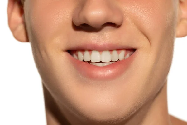 勉强的微笑 甚至是牙齿 年轻男子的脸被割破 皮肤保存完好 与白色工作室背景隔离 男子健康 牙科和皮肤护理 医药和化妆品的概念 — 图库照片