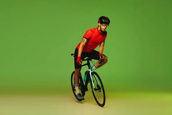 Ausbildung Männlicher Fahrradfahrer Sportuniform Und Schutzhelm Isoliert Auf Grünem Studiohintergrund — Stockfoto
