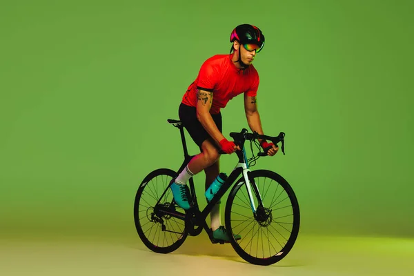 Юный Спортсмен Велогонщик Велосипеде Спортивной Форме Защитный Шлем Тренировки Изолированы — стоковое фото