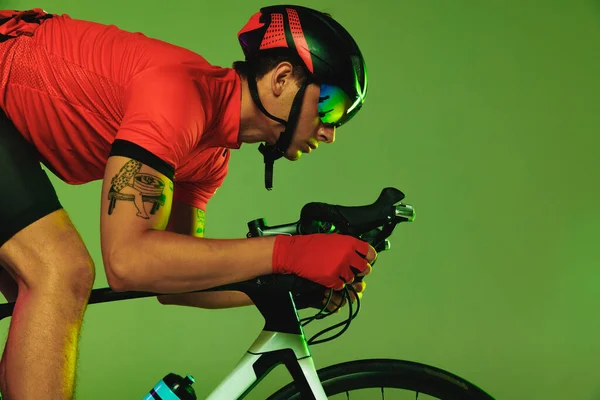 Closeup Professional Male Cyclist Bicycle Sports Uniform Protective Helmet Training — Foto Stock