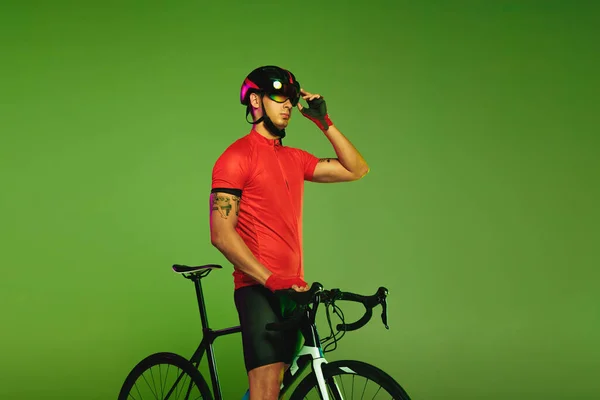 Юный Спортсмен Велогонщик Велосипеде Спортивной Форме Защитный Шлем Тренировки Изолированы — стоковое фото