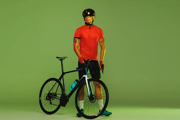 Εκπαίδευση Αρσενικός Ποδηλάτης Ιππασίας Ποδήλατο Σπορ Στολή Και Προστατευτικό Κράνος — Φωτογραφία Αρχείου