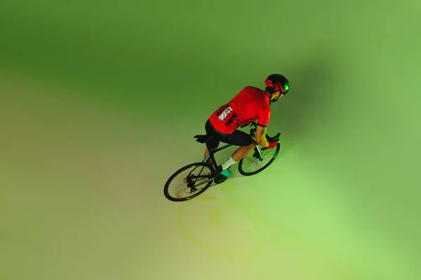 Luftaufnahme Eines Männlichen Fahrradfahrers Sportuniform Und Schutzhelm Isoliert Auf Grünem — Stockfoto