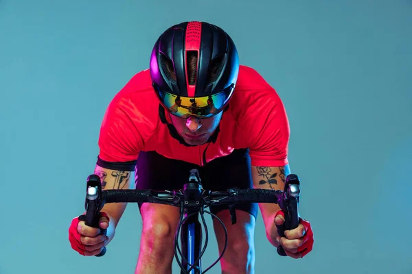 Чемпион Студийный Снимок Профессионального Велосипедиста Красной Спортивной Форме Очках Шлеме — стоковое фото