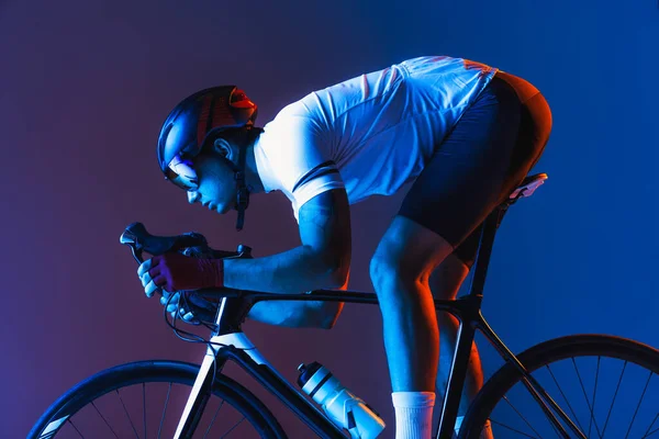 Nahaufnahme Porträt Eines Männlichen Radprofis Sportuniform Brille Und Helm Auf — Stockfoto