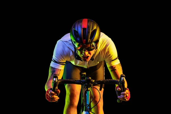 Corredor Retrato Ciclista Masculino Profissional Uniforme Esportivo Óculos Capacete Fundo — Fotografia de Stock
