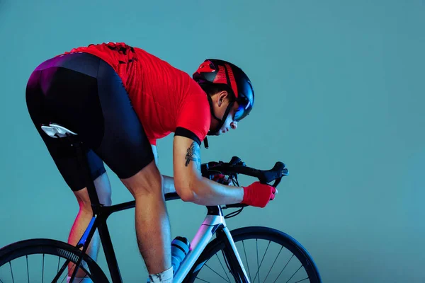 Rückansicht Studioaufnahme Eines Radprofis Roter Sportuniform Brille Und Helm Auf — Stockfoto