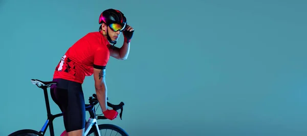 Flyer Met Profwielrenner Fiets Rood Sportuniform Bril Een Helm Een — Stockfoto