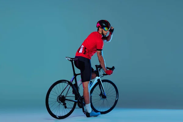 Εκπαίδευση Στούντιο Πλάνο Του Επαγγελματία Ποδηλάτη Κόκκινο Σπορ Στολή Γυαλιά — Φωτογραφία Αρχείου