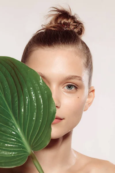 Jovens Retrato Beleza Charme Jovem Com Folha Planta Verde Isolado — Fotografia de Stock