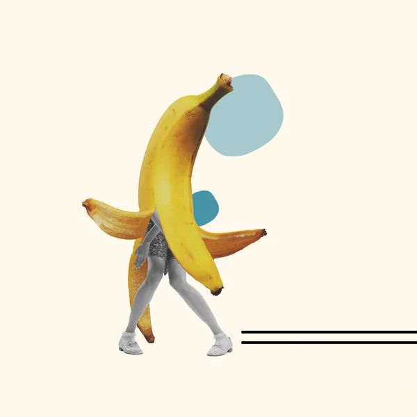 现代艺术拼贴与黄色香蕉果实在人类的腿上隔离的轻背景 健康饮食和护理 生态产品 维生素概念 现代设计 杂志封面 广告卡 — 图库照片