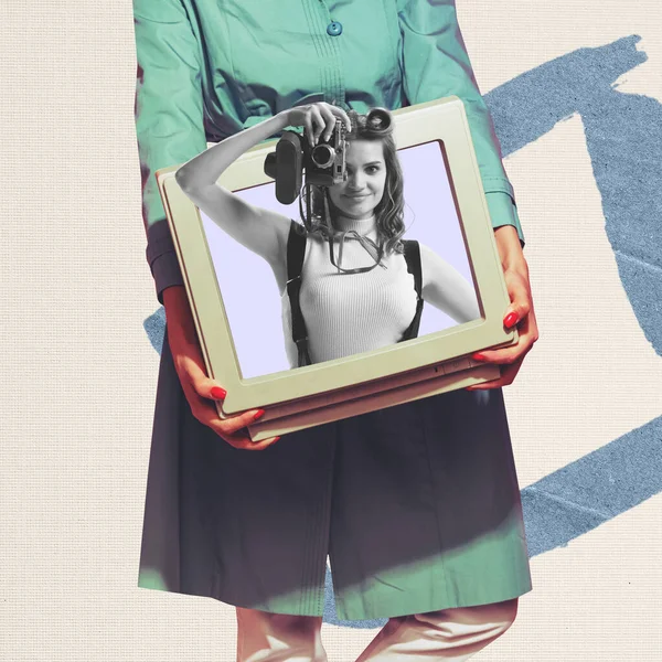 当代艺术拼贴 时尚的女孩伸出复古的电脑屏幕 用老式的摄影相机拍照 创意的概念 媒体的影响 为广告复制空间 复古设计 — 图库照片