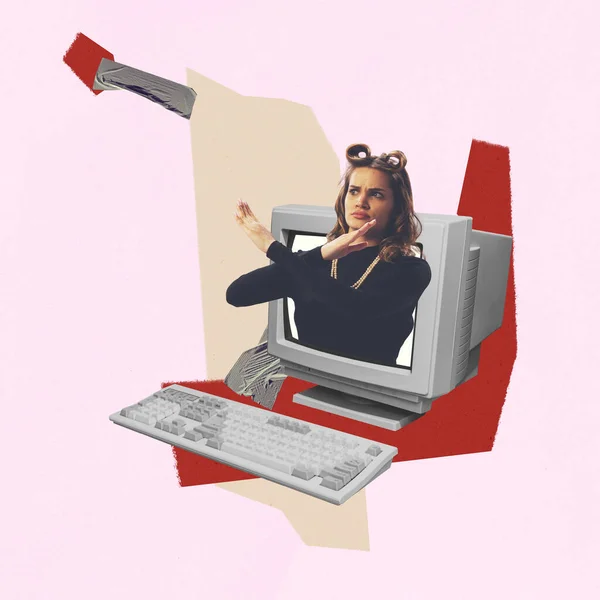 当代艺术拼贴 一个时髦的女人伸出电脑显示器 摆出不允许的姿势 别再装傻了创意的概念 媒体影响 为广告复制空间 复古设计 — 图库照片